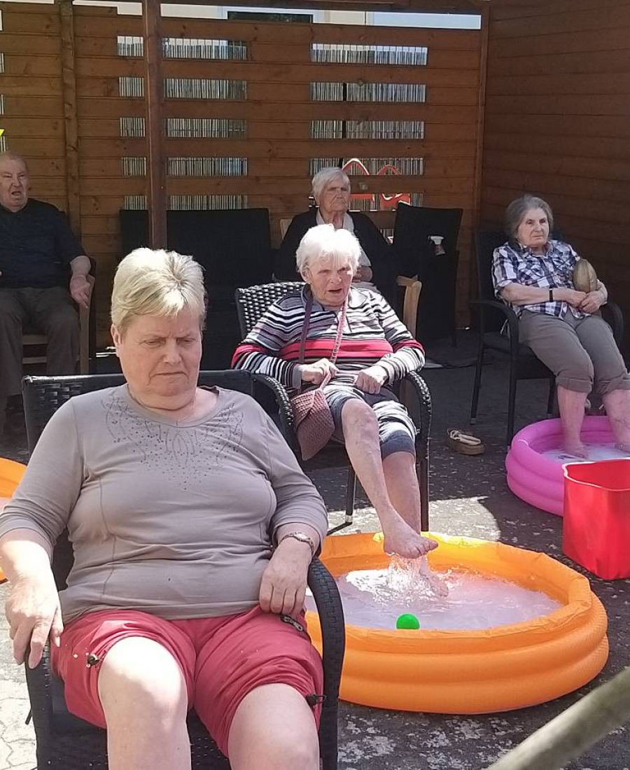 Senioren im Garten bei Wassergymnastik