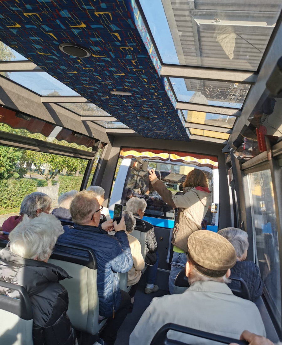 Senioren im Bus Innenaufnahme