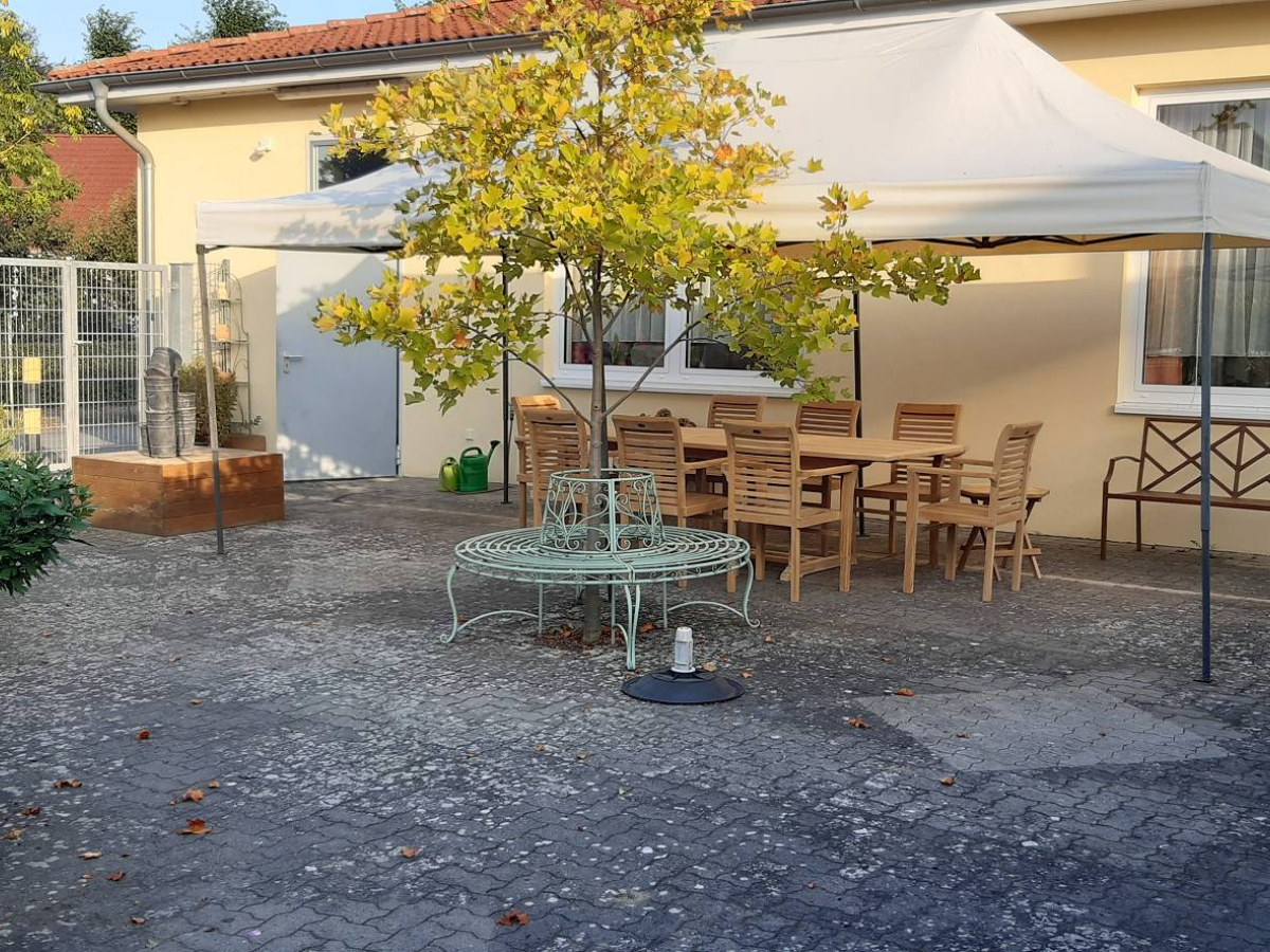 Tageseinrichtung - Terrassenbereich mit Pavillon
