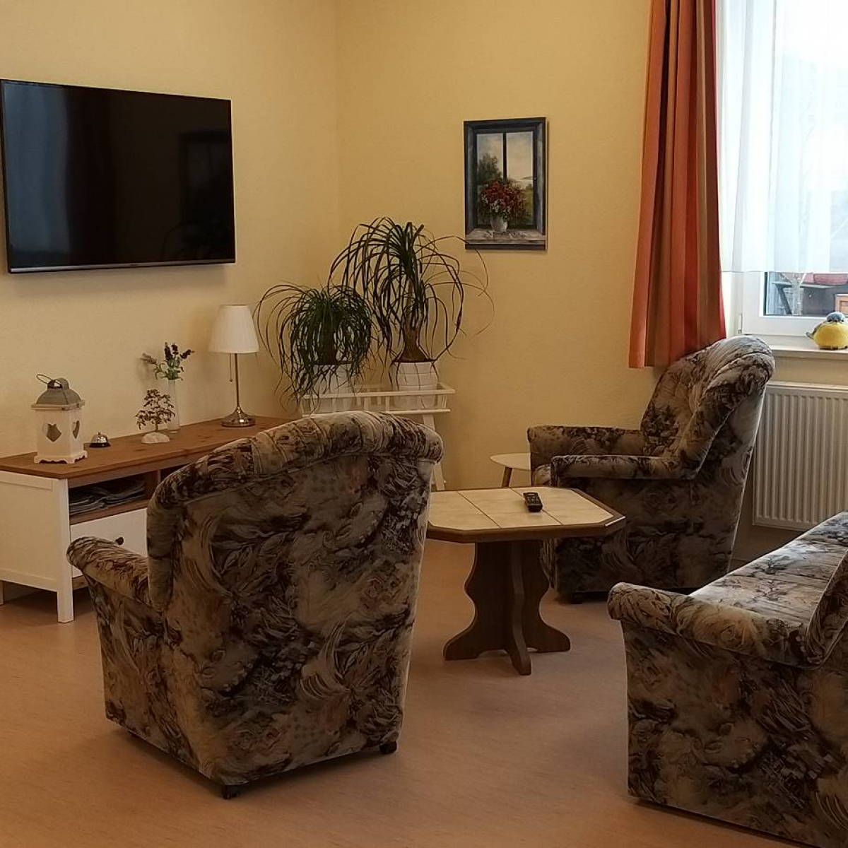 Fernseherbereich mit Sofa und zwei Sessel