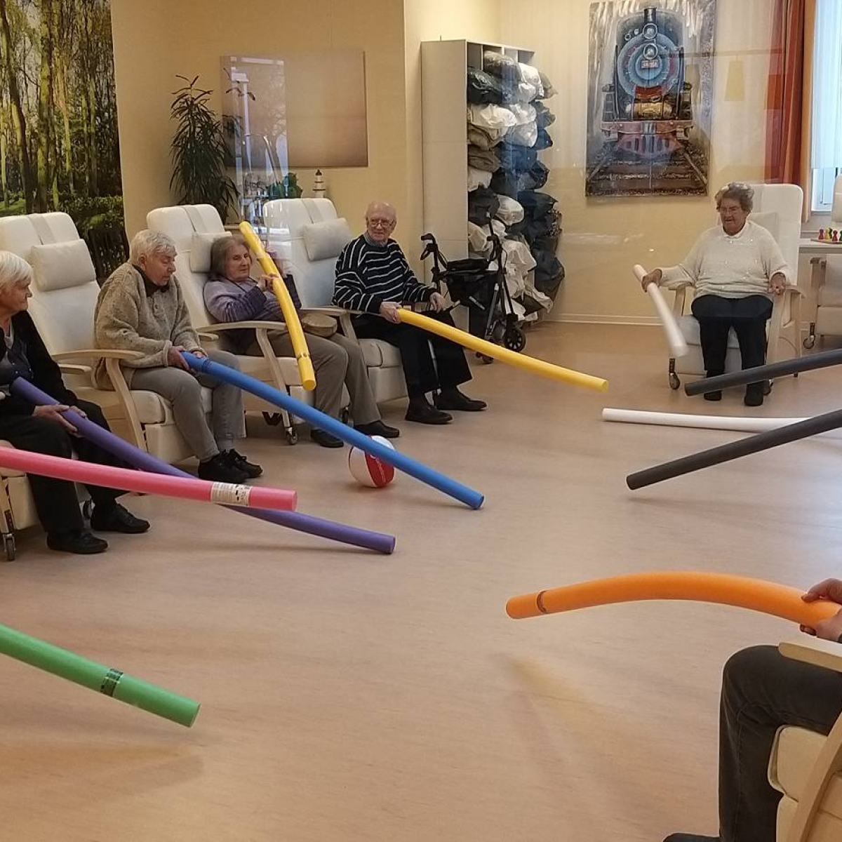 Senioren beim Poolnudelgolf
