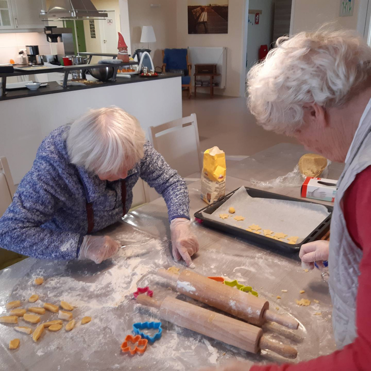 Senioren beim Backen